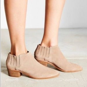 Dolce Vita Keiton bootie in taupe